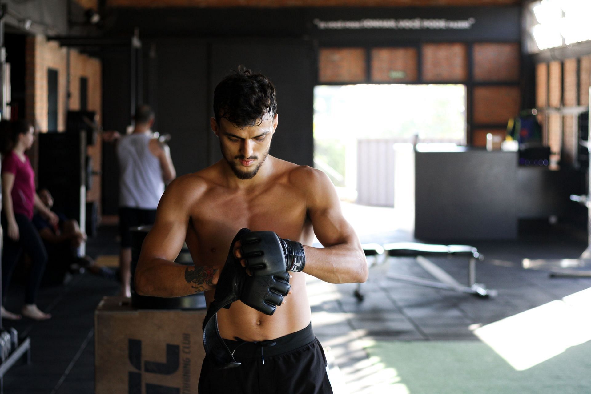 This cable ab exercise improves lower back and hip stability. (Photo via Pexel/Bruno Bueno)